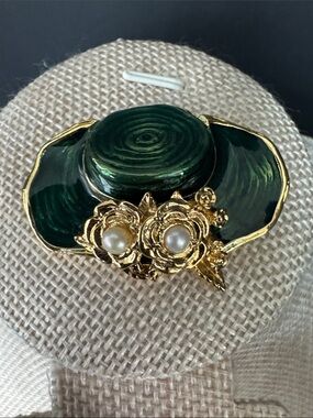 VTG Signed JJ Jonette Jewelry Gold Tone Green Enamel Hat Brooch Pin Faux Pearls
